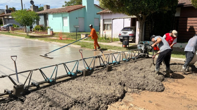 CONTINÚAN LOS TRABAJOS DE PAVIMENTO EN EL BARRIO OBRERO
