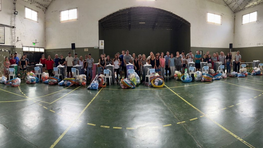 KITS CON MATERIALES DEPORTIVOS SE ENTREGARON A ESCUELAS