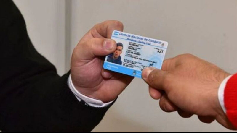 INCONVENIENTES EN LA OFICINA DE LICENCIAS DE CONDUCIR PARA LA ENTREGA DE CARNETS.