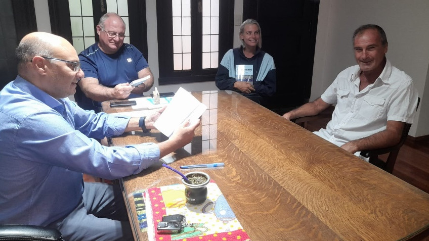 LEVINE ENTREGÓ SU LIBRO AL INTENDENTE REINO