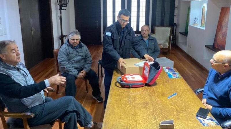 EMPRESA SUMA UN DESFIBRILADOR