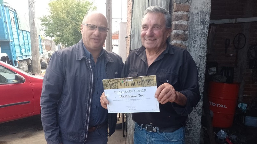 EL INTENDENTE SALUDÓ A VECINO QUE CIERRA SUS TALLER MECÁNICO