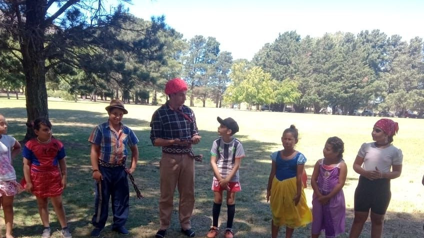 Fiesta de disfraces en la colonia del Polideportivo Municipal