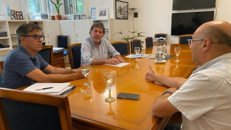 Reunión entre el intendente y el director de cultura y educación de la Pcia