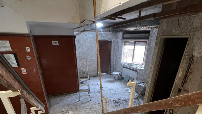 Hospital: Trabajan en salas de espera y escaleras