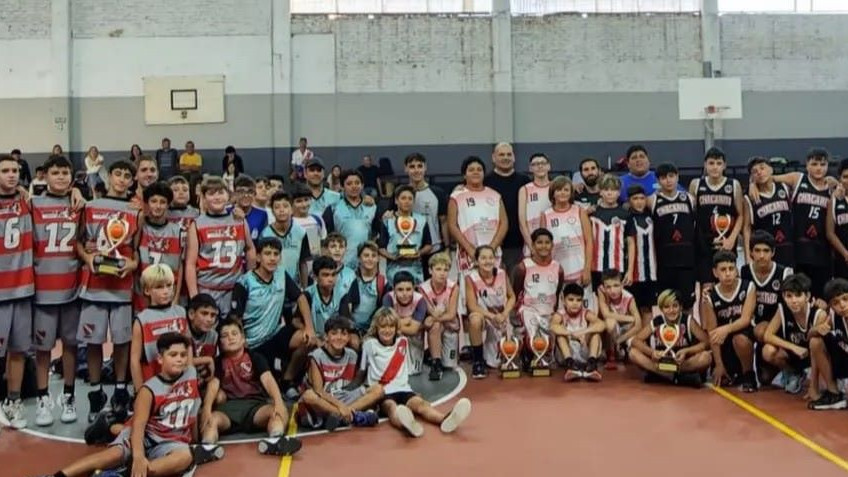 La escuela municipal de básquet participó de un súper 4