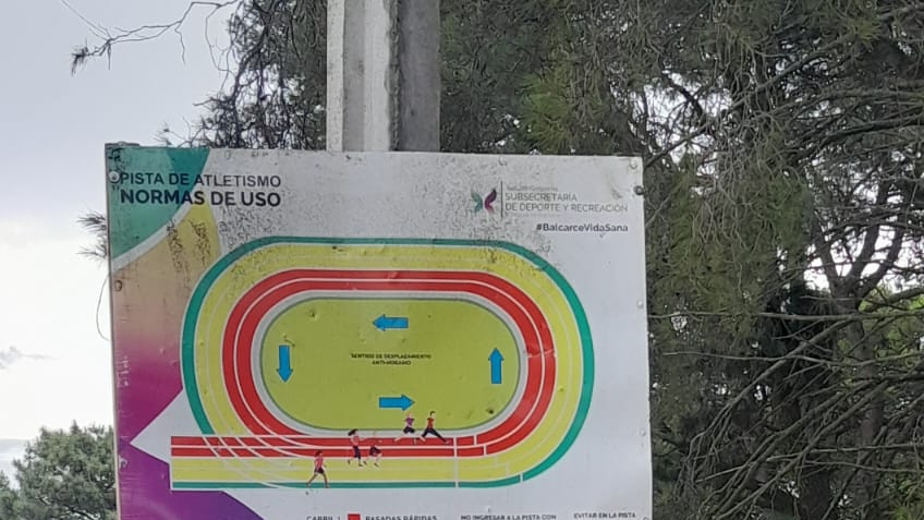 Se colocó cartel en pista de atletismo