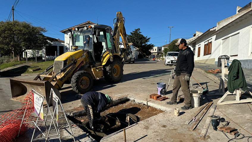 Reparación de pavimento y cloacas en barrio Apinta