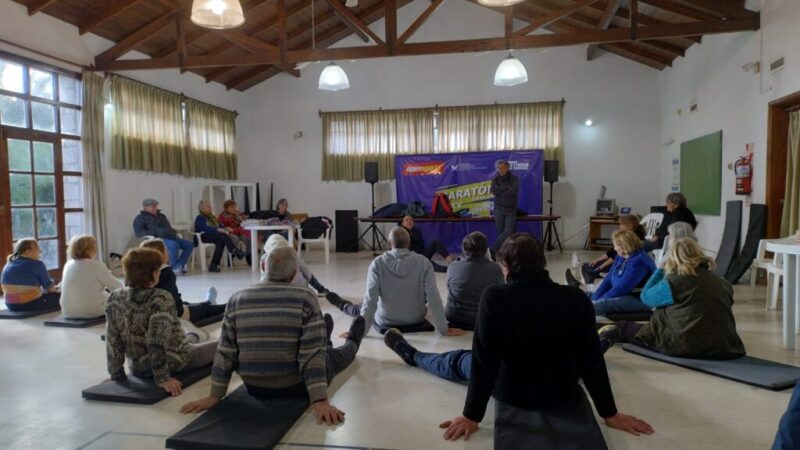 Adultos disfrutaron de una clase de yoga-pilates