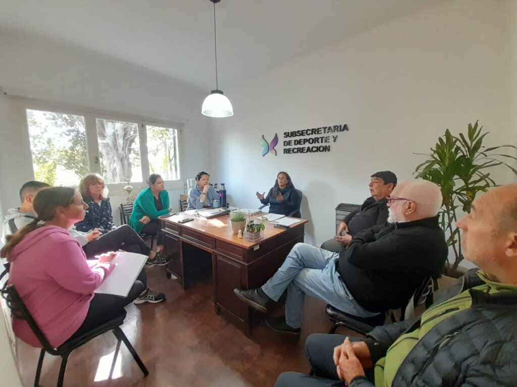 ENTREGA DE INDUMENTARIA POR BONAERENSES