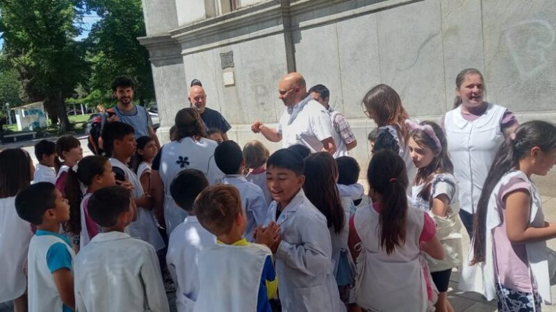 ALUMNOS REALIZARON INTERVENCIÓN ARTÍSTICA EN LA MUNICIPALIDAD