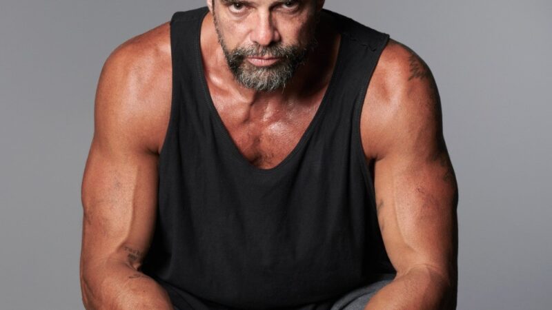 El primer espectáculo unipersonal de Luciano Catro «Caer (y levantarse)»