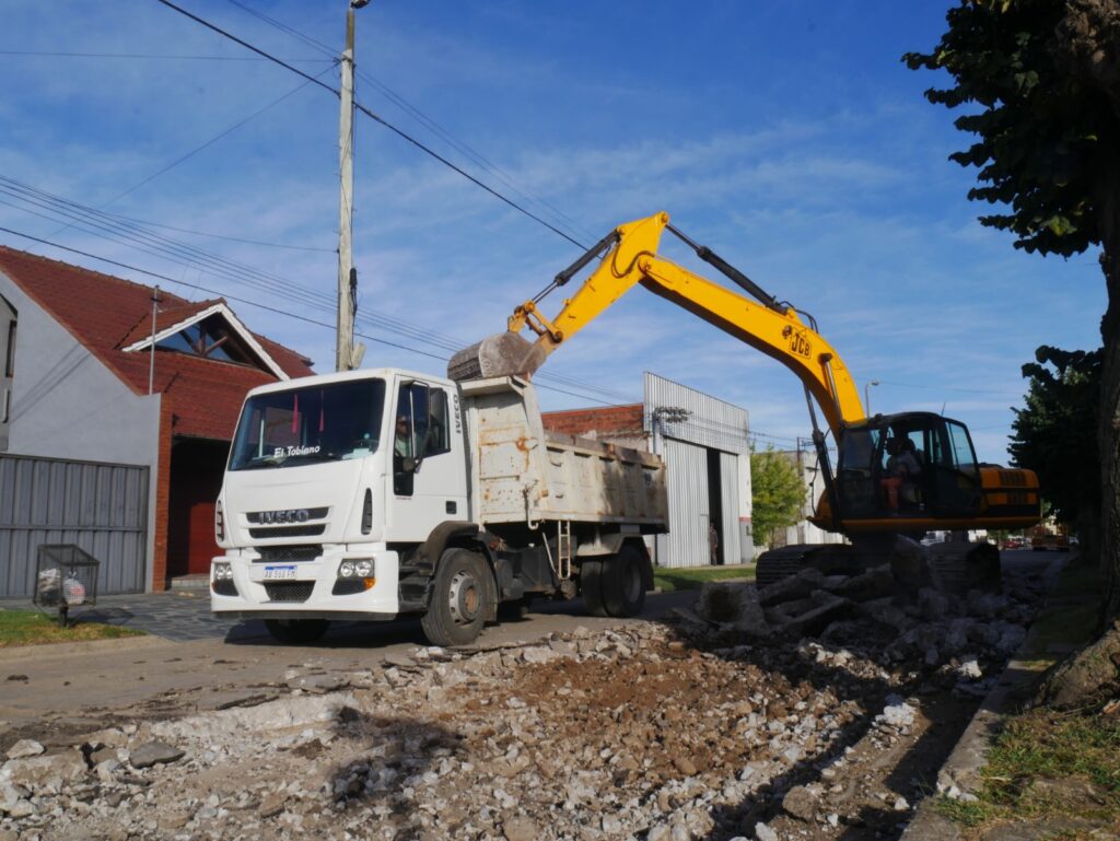 AVANZAN LAS OBRAS DE CORDÓN CUNETA Y RECONSTRUCCIÓN DEL PAVIMENTO