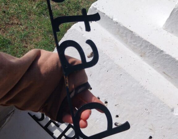 HECHO DE VANDALISMO EN EL CARTEL IDENTIFICATORIO DE LA PISTA “SERAPIO GÓMEZ”