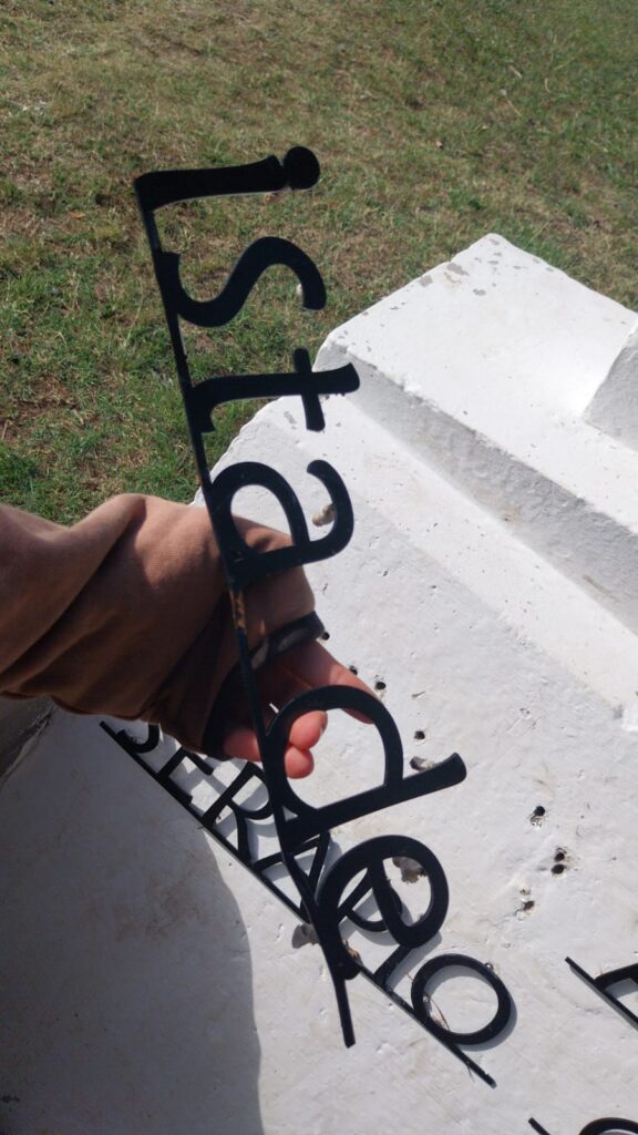 HECHO DE VANDALISMO EN EL CARTEL IDENTIFICATORIO DE LA PISTA “SERAPIO GÓMEZ”