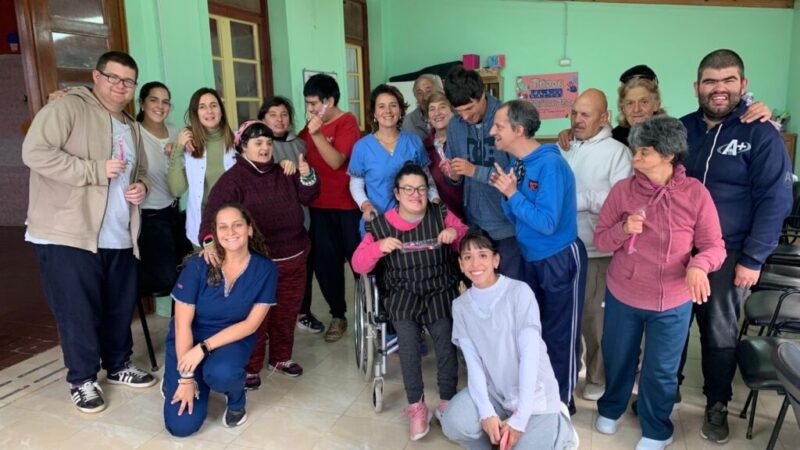 PROMUEVEN HÁBITOS DE HIGIENE BUCAL EN EL CENTRO DE DÍA “ARCO IRIS”