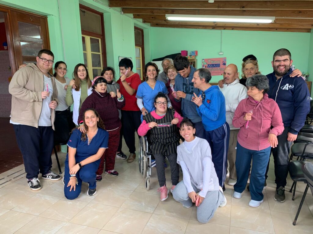 PROMUEVEN HÁBITOS DE HIGIENE BUCAL EN EL CENTRO DE DÍA “ARCO IRIS”