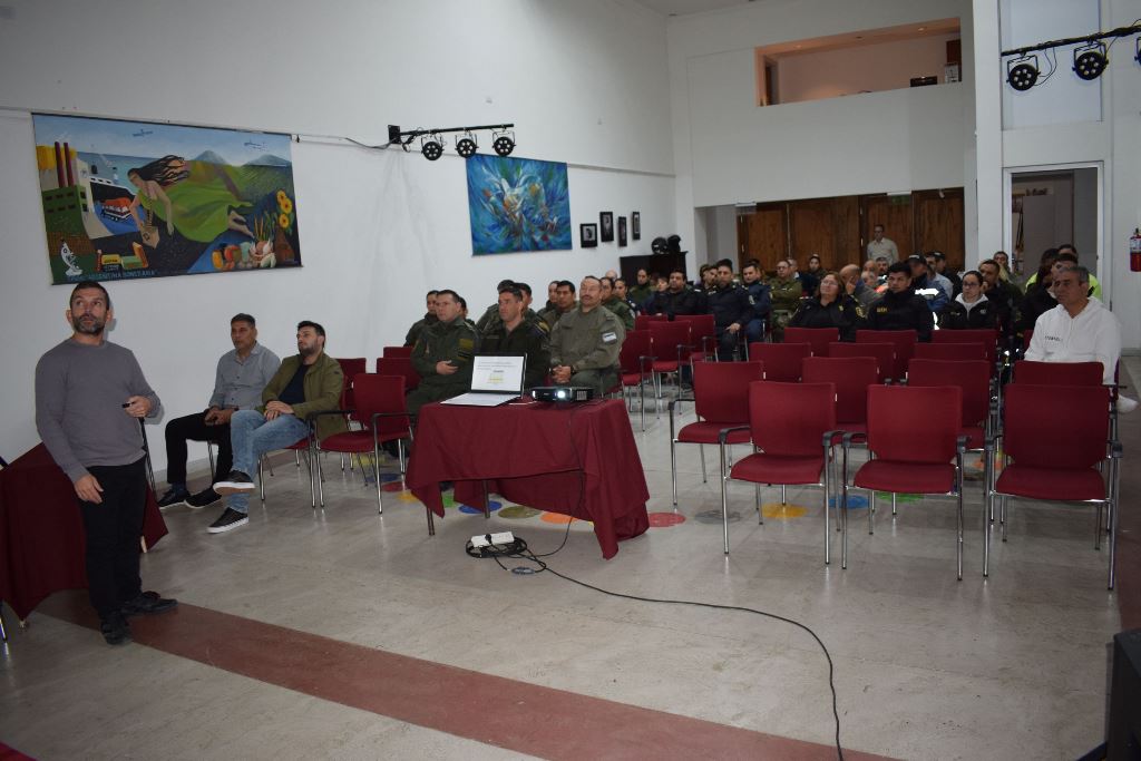 CAPACITACIÓN SOBRE SINALIC Y SEGURIDAD VIAL DESTINADA A PERSONAL DE TRÁNSITO Y FUERZAS DE SEGURIDAD