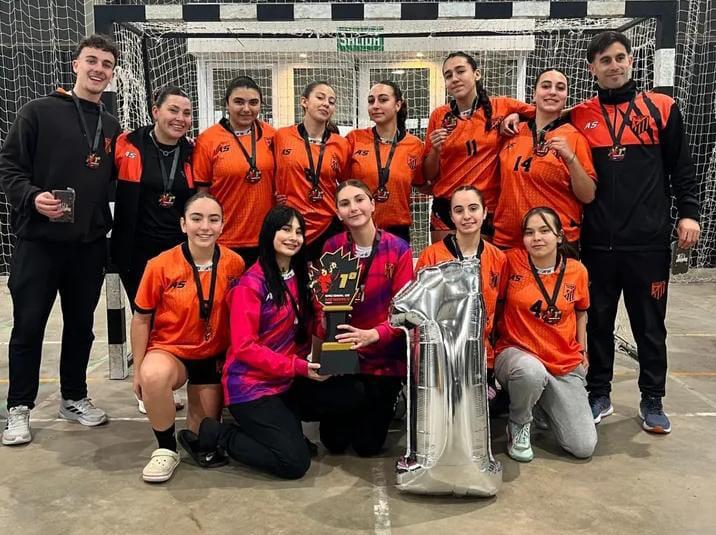 Luz Benitez se destacó en un Nacional de Handball