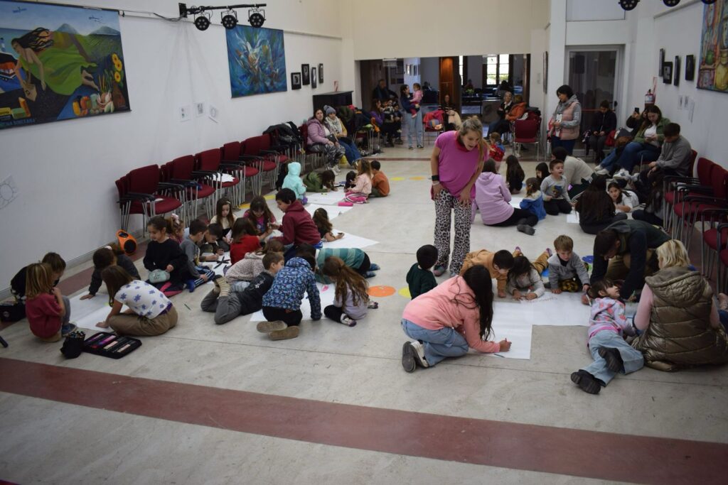 Concurrido taller de juegos de la voz