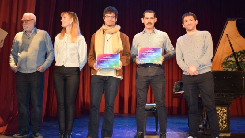 Reconocimiento del público a los artistas del recital solidario