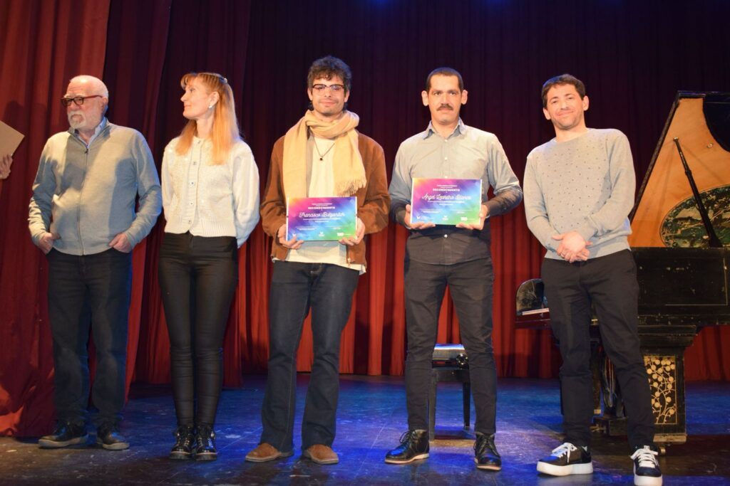 Reconocimiento del público a los artistas del recital solidario