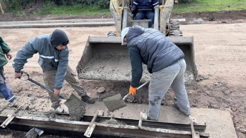 Continúa la obra de cordón cuneta en calle 21 entre 40 y 42