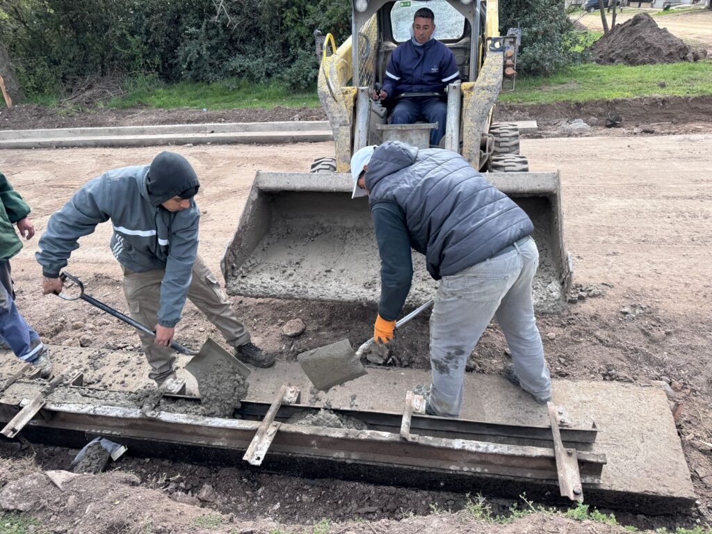 Continúa la obra de cordón cuneta en calle 21 entre 40 y 42