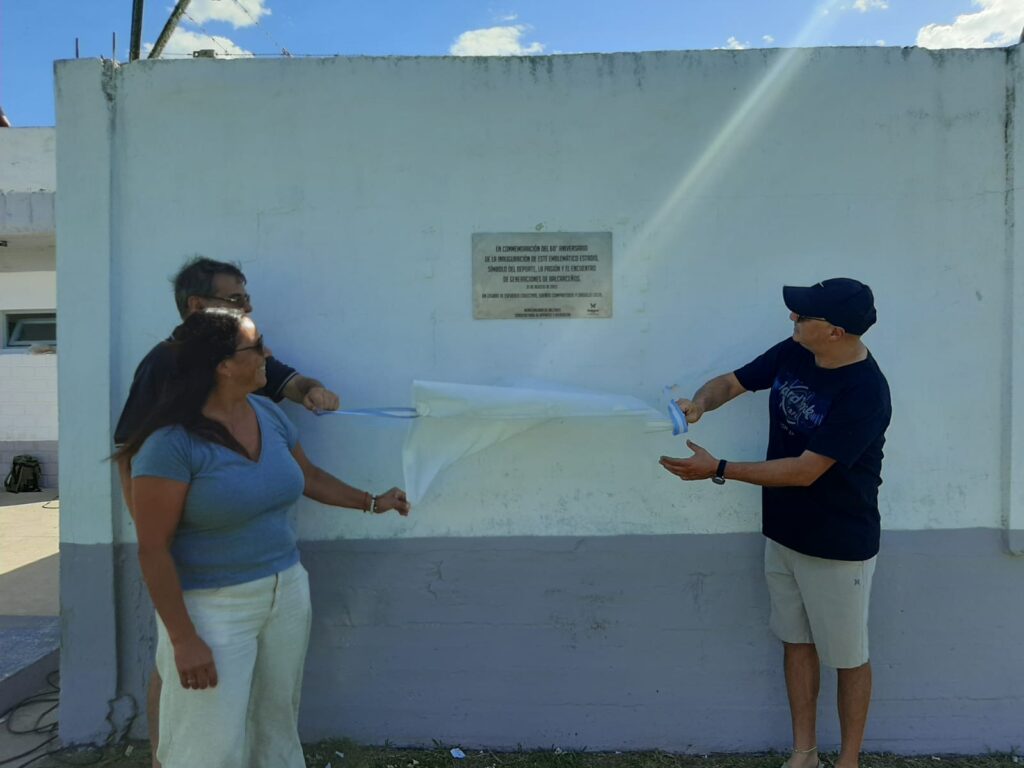 Descubrieron una placa por los 60 años del estadio municipal «General Balcarce»
