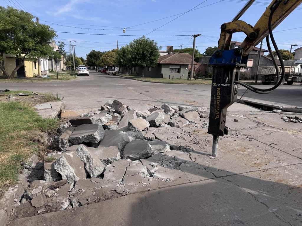 Reconstrucción de pavimento en 33 y 22