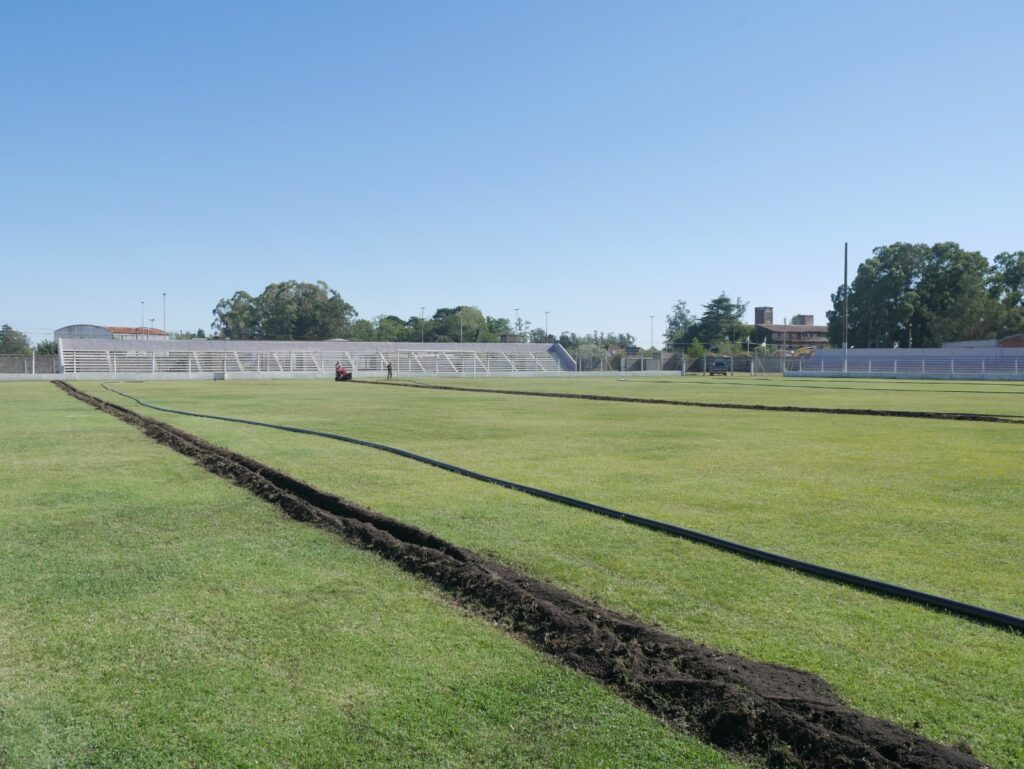Comenzó colocación de nuevo sistema de riego en el estadio