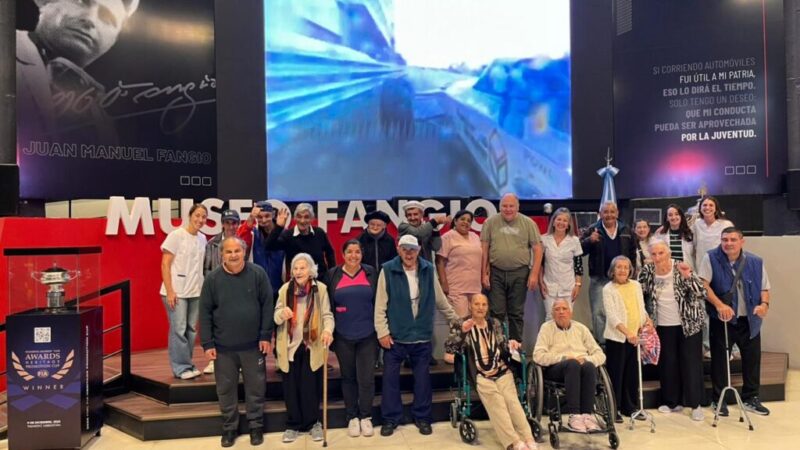 Residentes de hogares municipales disfrutaron de una salida recreativa al Museo Fangio