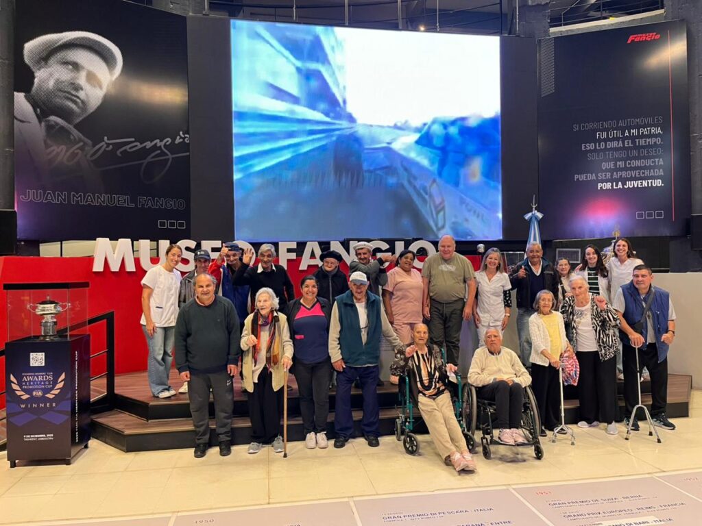 Residentes de hogares municipales disfrutaron de una salida recreativa al Museo Fangio