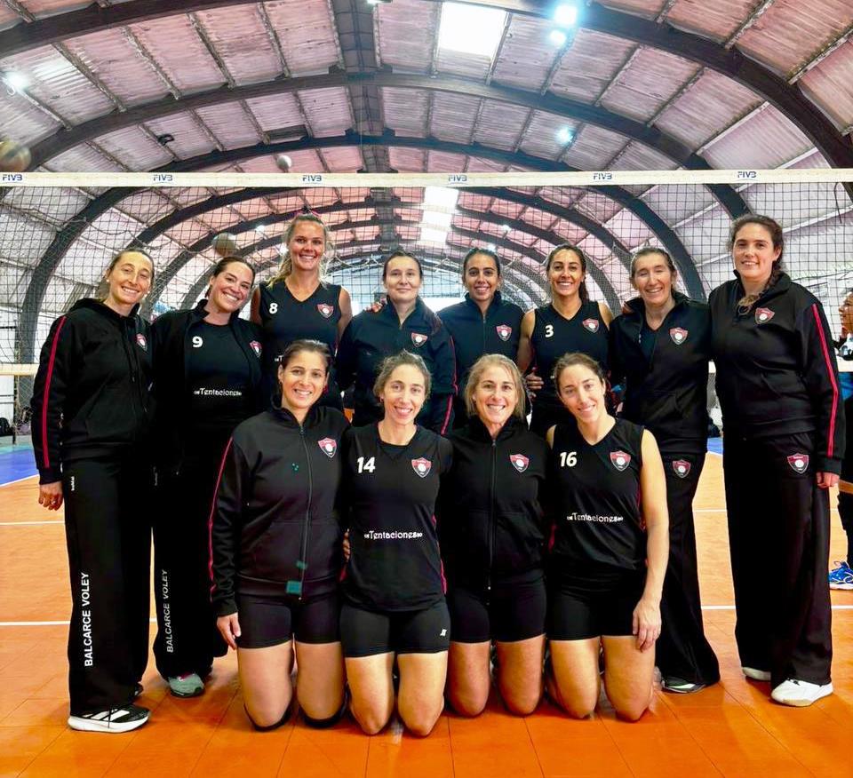 Una victoria y una derrota en maxi vóley
