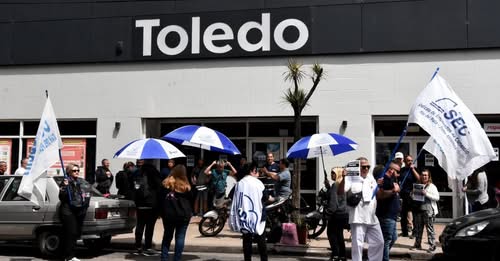 Mil setecientas familias de trabajadores mercantiles preocupadas por el futuro de Supermercados Toledo
