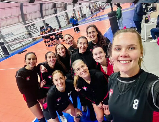 Dos victorias en Maxi Vóley femenino