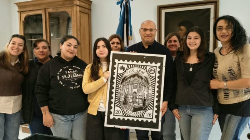 La escuela de arte entregó al municipio una obra de «Grabando la memoria de Balcarce»