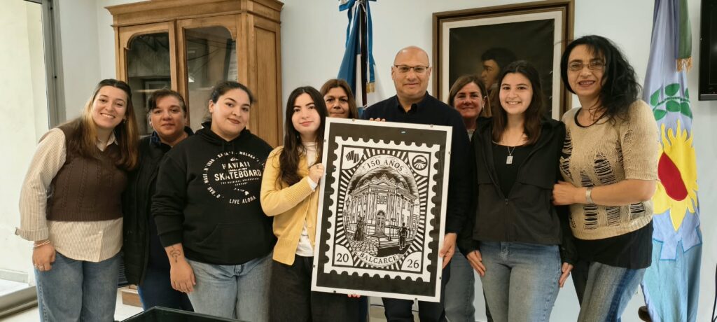 La escuela de arte entregó al municipio una obra de «Grabando la memoria de Balcarce»